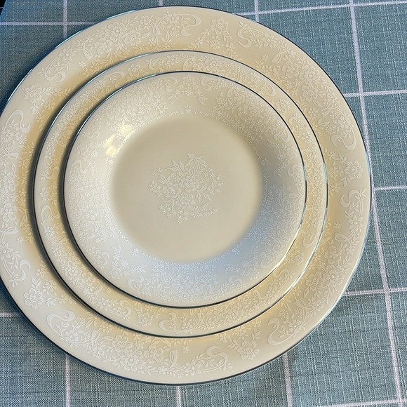 Royal Doulton The Romance Collection Jennifer One Place Setting. - Picture 8 of 10